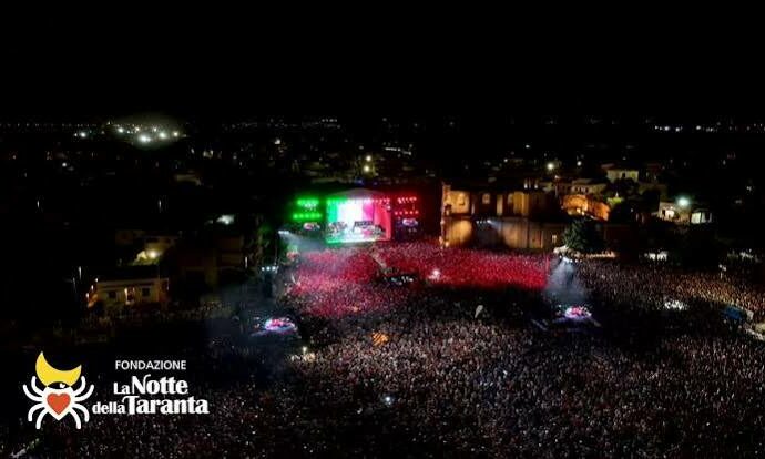 L’Inno di Mameli a suon di tamburello: il video dell’apertura solenne della Notte della Taranta 2026