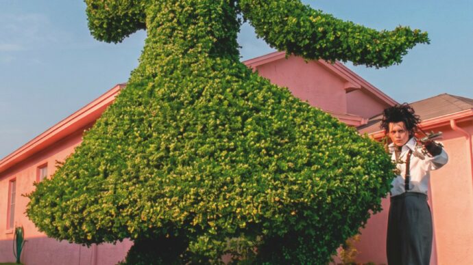 Tra siepi, fragole e lillà il giardino fiorisce sul set
