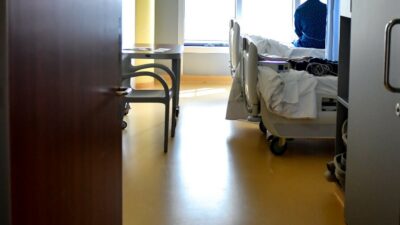 Copertina di Difende la madre durante una lite, 15enne ferito con un coltello dal compagno della donna