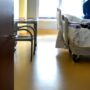 Copertina di Difende la madre durante una lite, 15enne ferito con un coltello dal compagno della donna