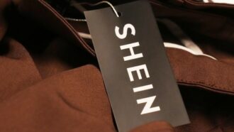 Copertina di Shein debutta in Borsa: Ipo da 14 miliardi di dollari, ma la crescita rallenta e la valutazione crolla a 27 miliardi