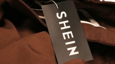 Copertina di Shein debutta in Borsa a Hong Kong: Ipo da 14 miliardi di dollari, ma la crescita rallenta e la valutazione crolla