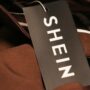 Copertina di Shein debutta in Borsa: Ipo da 14 miliardi di dollari, ma la crescita rallenta e la valutazione crolla a 27 miliardi