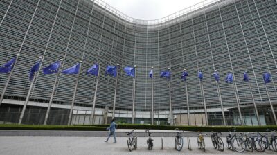 Copertina di Extraprofitti, per la Commissione UE “la tassazione è di competenza degli Stati membri”. Schlein: “Meloni e Giorgetti non hanno più alibi, si diano una mossa”