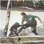 Copertina di Caserta, senza fissa dimora pestato a morte per strada: pugni e calci davanti ai passanti. Il video pubblicato sui social