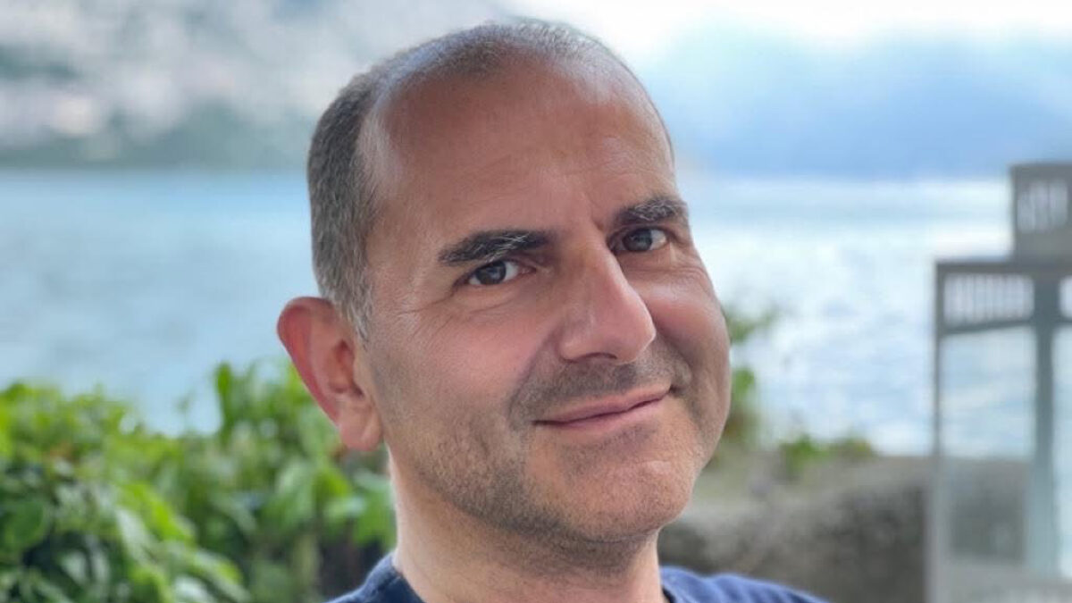 “Figli che picchiano i genitori o minacciano di compiere gesti inconsulti. Ci sono ragazzi che, dopo ore di cellulare o videogame, davanti alla spina staccata hanno reazioni emotive violentissime”: parla Alberto Pellai