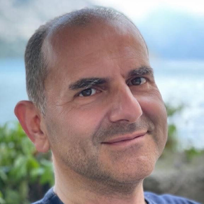 “Figli che picchiano i genitori o minacciano di compiere gesti inconsulti. Ci sono ragazzi che, dopo ore di cellulare o videogame, davanti alla spina staccata hanno reazioni emotive violentissime”: parla Alberto Pellai