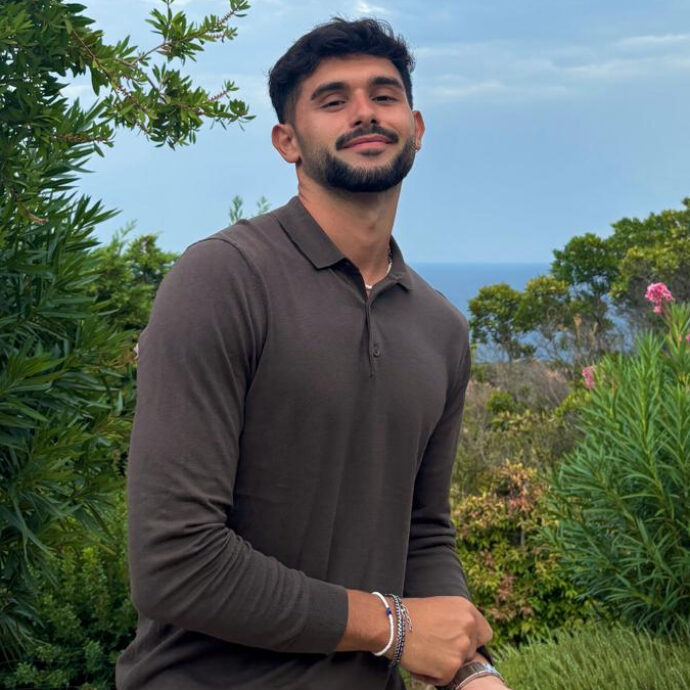 “La balbuzie è come avere gli occhi chiari, una caratteristica che ho abbracciato con ironia. Prima facevo le telefonate di lavoro in bagno per non farmi sentire dai colleghi. Parlavo poco ed ero terrorizzato dal giudizio”: così Edoardo Spaggiari