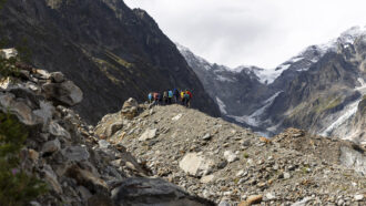 Copertina di Monte Bianco, i segni della crisi climatica sui ghiacciai tra crolli, perdita di volumi e rischi per le comunità