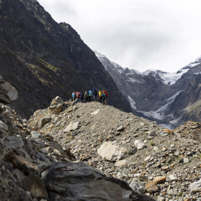 Copertina di Monte Bianco, i segni della crisi climatica sui ghiacciai tra crolli, perdita di volumi e rischi per le comunità