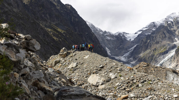 Monte Bianco, i segni della crisi climatica sui ghiacciai tra crolli, perdita di volumi e rischi per le comunità
