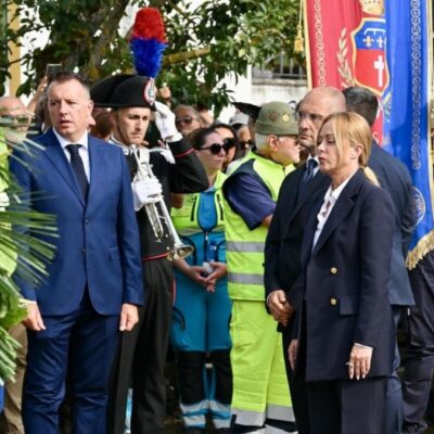 Copertina di Meloni ad Amatrice, applausi e incontro coi familiari delle vittime: “Vogliamo dare risposte”. L’omelia di Zuppi: “Il processo non è compiuto”
