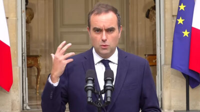 Copertina di Stop agli smartphone nelle scuole superiori in Francia. Le scuole protestano: “Timing sbagliato”