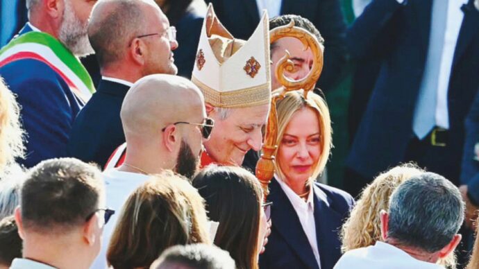 Meloni in visita, ma per i comitati “è solo uno show”
