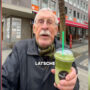 Copertina di “A 88 anni pensavo che influencer fosse un raffreddore. Su TikTok assaggio matcha latte”: la storia di “Opa Werner”, il nonnino star del Web