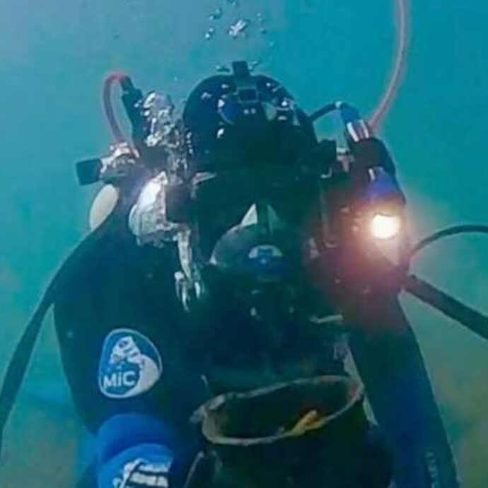 Spighe di farro, vasi e misteriose strutture di legno riemerse dal lago di Bolsena dopo 3mila anni: la scoperta degli archeologi
