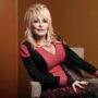 Copertina di Morta Dolly Parton: la stella del country aveva 80 anni. Trump: “Bandiere a mezz’asta per una settimana”