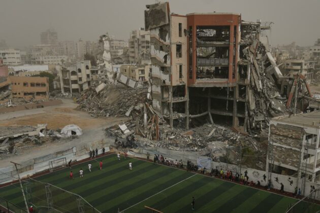 Rimossa da un concorso in Francia la foto di Jehad Alshrafi: mostra una partita di calcio tra le macerie di Gaza | Ecco gli scatti censurati