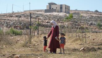 Copertina di Cisgiordania, assedio infinito dei coloni a Qusra. Le famiglie palestinesi: “Manca il cibo”. Vertice di Netanyahu, ma è per il ferimento di un israeliano