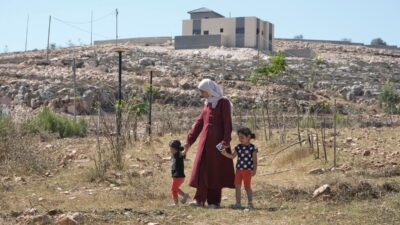Copertina di Cisgiordania, assedio infinito dei coloni a Qusra. Le famiglie palestinesi: “Manca il cibo”. Vertice di Netanyahu, ma è per il ferimento di un israeliano
