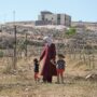 Copertina di Cisgiordania, assedio infinito dei coloni a Qusra. Le famiglie palestinesi: “Manca il cibo”. Vertice di Netanyahu, ma è per il ferimento di un israeliano