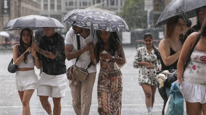 Temporali e trombe d’aria nel Nord Italia: bloccata la linea Brennero-Bolzano per una frana. Scoperchiata piscina a Treviso
