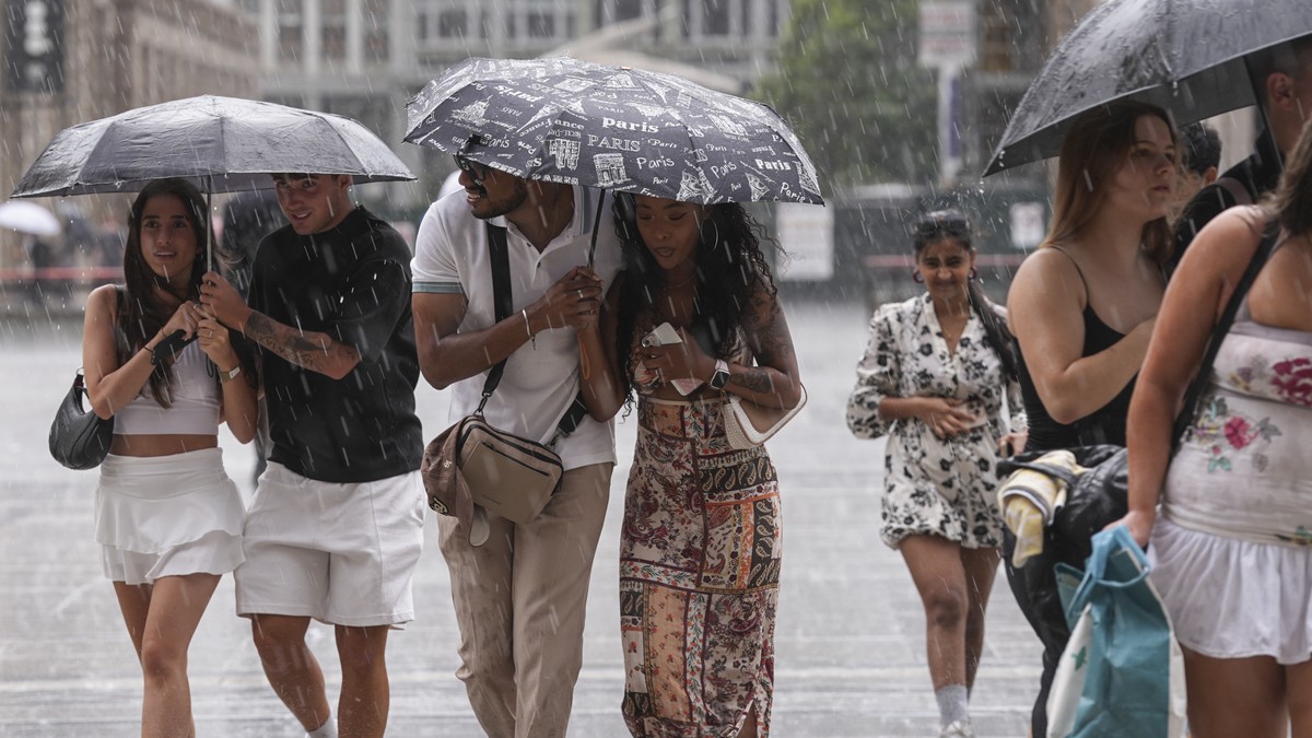 temporali al centro nord in lombardia la provincia pi249 colpita 232 varese voli cancellati a malpensa allagamenti anche in toscana da Ilfattoquotidiano.it temporali al centro nord in lombardia la provincia pi249 colpita 232 varese voli cancellati a malpensa allagamenti anche in toscana