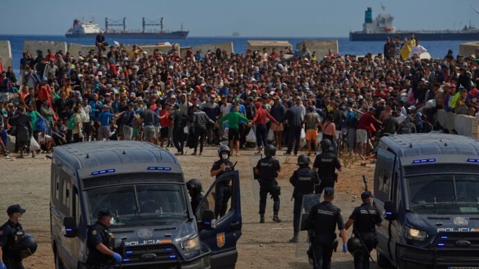 Ceuta, un mese dopo gli arrivi in massa è sempre emergenza. La denuncia delle ong: “Pochi alloggi, minori senza tutela e violenza istituzionale”