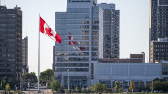 Copertina di Il Canada risponde a Trump: dazi fino al 50% su oltre 700 prodotti Usa. Il tycoon: “Ci truffano da decenni, ora basta”
