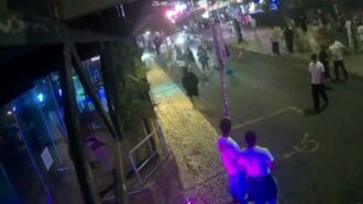 Copertina di Portogallo, un’auto a tutta velocità travolge la folla nella via della movida di Albufeira: 12 feriti, uno è in gravi condizioni