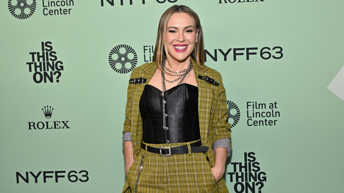 “Pensavo a tutti i modi in cui mio figlio sarebbe potuto morire mentre lavoravo. Dopo il parto mi sono sentita una madre fallita, ho chiesto un ricovero in psichiatria”: così Alyssa Milano