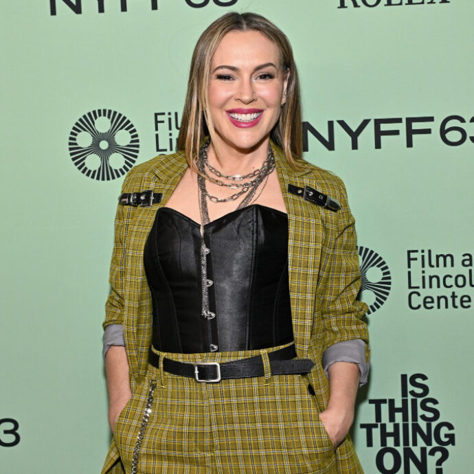 “Pensavo a tutti i modi in cui mio figlio sarebbe potuto morire mentre lavoravo. Dopo il parto mi sono sentita una madre fallita, ho chiesto un ricovero in psichiatria”: così Alyssa Milano