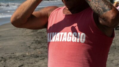 Copertina di Bagnino tenta di salvare un uomo in difficoltà nel Savonese: morti annegati entrambi