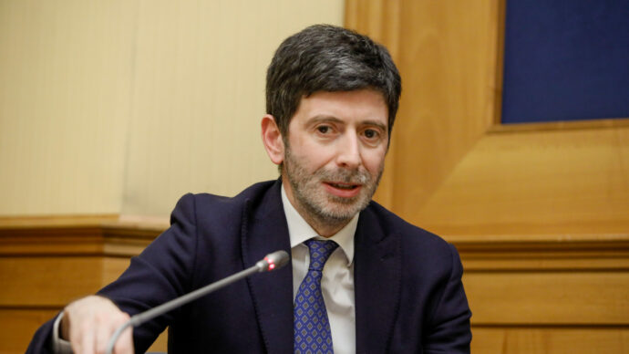 Pd-M5s, Speranza dice no alle primarie. E lancia l’idea: “Il candidato premier sia simbolico, un 18enne o un partigiano”