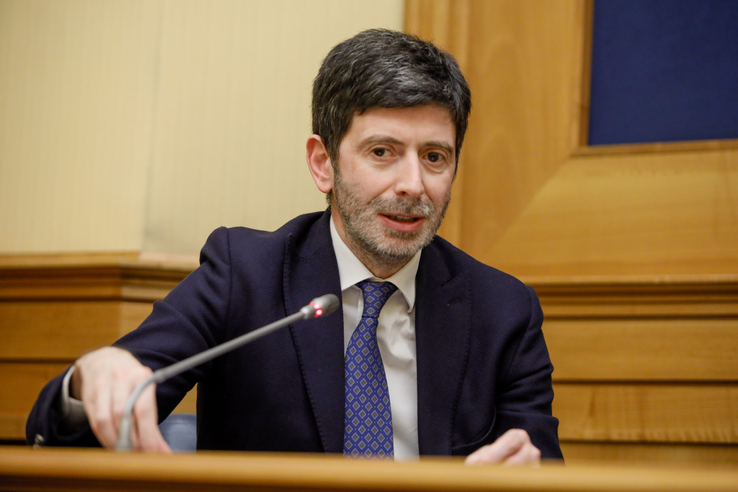 Copertina di Pd-M5s, Speranza dice no alle primarie. E lancia l’idea: “Il candidato premier sia simbolico, un 18enne o un partigiano”