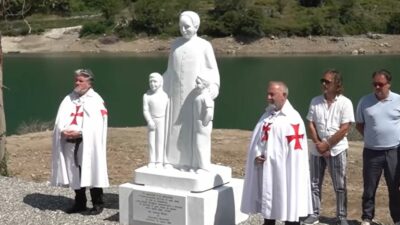 Copertina di Una targa ai piedi di una statua di don Milani finisce in tribunale: “Quell’inno all’anticomunismo non lo rispecchia”