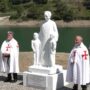 Copertina di Una targa ai piedi di una statua di don Milani finisce in tribunale: “Quell’inno all’anticomunismo non lo rispecchia”
