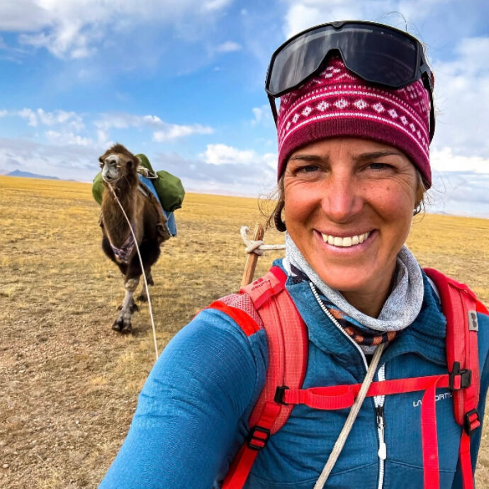 “Dopo la morte del mio compagno mentre stavamo scalando il K2, non sono più tornata sugli Ottomila. Ho trascorso tre mesi da sola con un cammello nella steppa”: parla Tamara Lunger