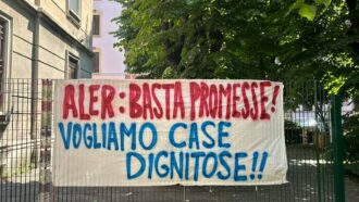 Copertina di Milano, 160 famiglie costrette a lasciare la casa popolare per i lavori di ristrutturazione. Il comitato inquilini: “Una scusa, ci cacciano per alzare gli affitti”