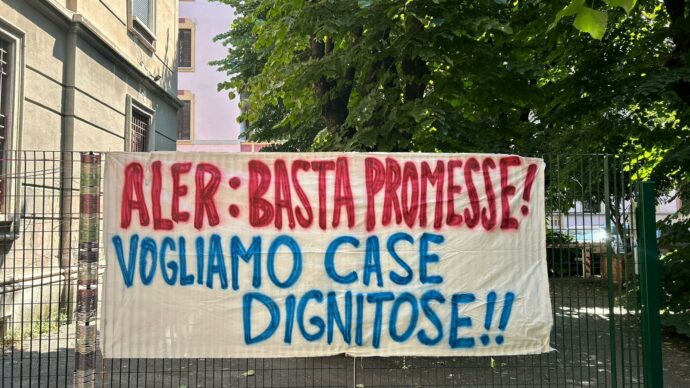 Milano, 160 famiglie costrette a lasciare la casa popolare per i lavori di ristrutturazione. Il comitato inquilini: “Una scusa, ci cacciano per alzare gli affitti”