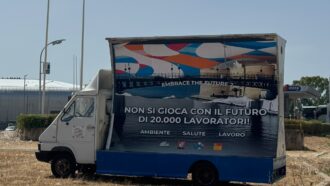 Copertina di Ilva, “non si gioca con il futuro di 20mila operai”: la protesta dei sindacati durante i Giochi del Mediterraneo