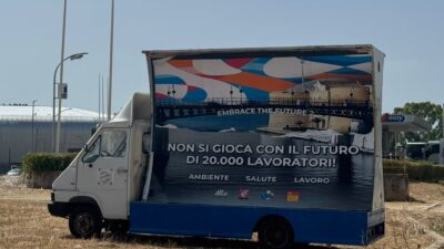 Copertina di Ilva, “non si gioca con il futuro di 20mila operai”: la protesta dei sindacati durante i Giochi del Mediterraneo