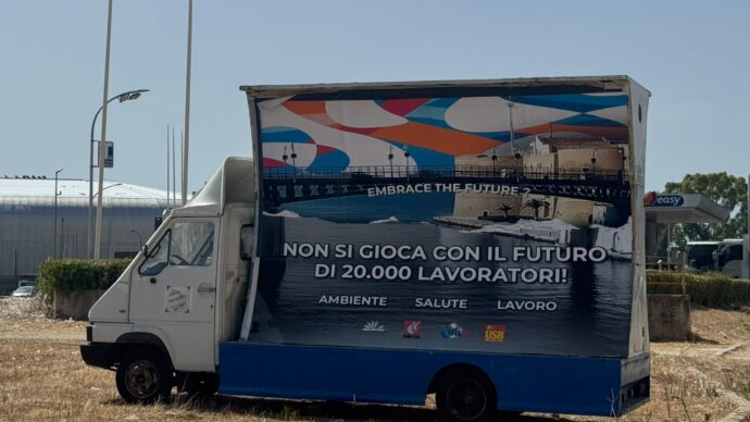 Ilva, “non si gioca con il futuro di 20mila operai”: la protesta dei sindacati durante i Giochi del Mediterraneo