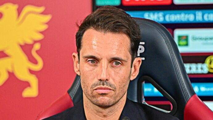 Non fa entrare l’arbitro negli spogliatoi, squalificato il ds del Genoa Diego Lopez: “Gli ha impedito di chiudere la porta”. Cosa è successo