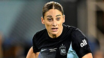 Copertina di Va a giocare in Arabia Saudita e cancella dai social le foto con compagna e figlia: bufera sulla calciatrice Esther González