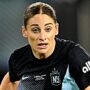Copertina di Va a giocare in Arabia Saudita e cancella dai social le foto con compagna e figlia: bufera sulla calciatrice Esther González