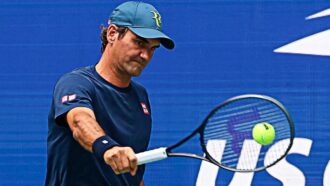 Copertina di “Rilassati e goditi cinque minuti di Roger Federer che colpisce una pallina da tennis”: il video virale pubblicato dagli Us Open