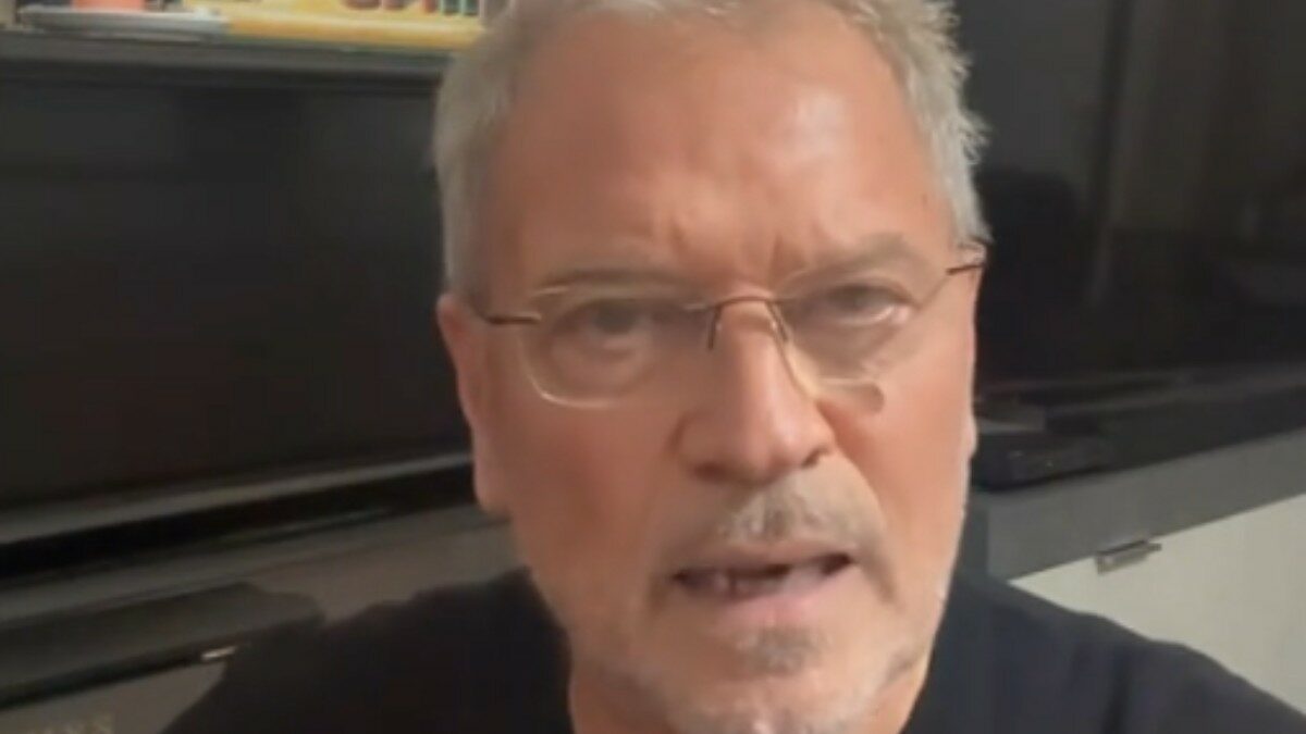 “A causa di quello che mi ha fatto Iva Zanicchi sono ancora nella black list della Rai. Spero che un giorno possa chiedermi perdono”: così Franco Simone su TikTok