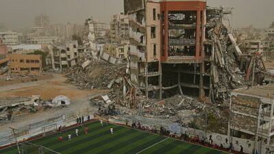 Copertina di Rimossa da un concorso in Francia la foto di Jehad Alshrafi: mostra una partita di calcio tra le macerie di Gaza | Ecco gli scatti censurati