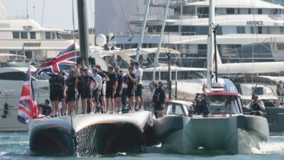 Copertina di I ricconi della vela cercano volontari: “Vi diamo i pasti”